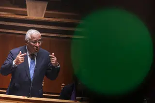 Um “otimista” entra no Parlamento: no meio da escalada da oposição, Costa tenta responder aos casos com dados económicos
