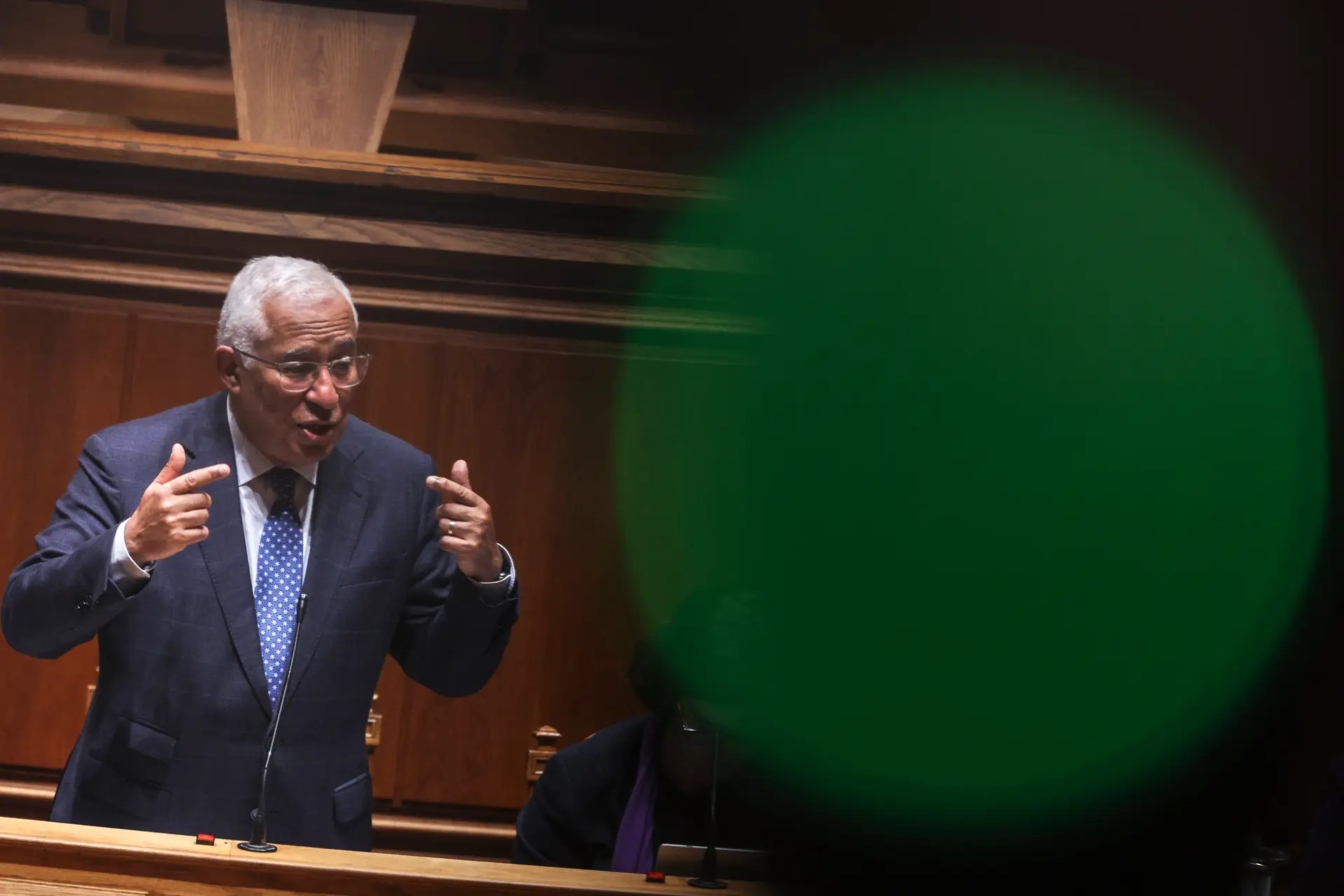Um “otimista” entra no Parlamento: no meio da escalada da oposição, Costa tenta responder aos casos com dados económicos