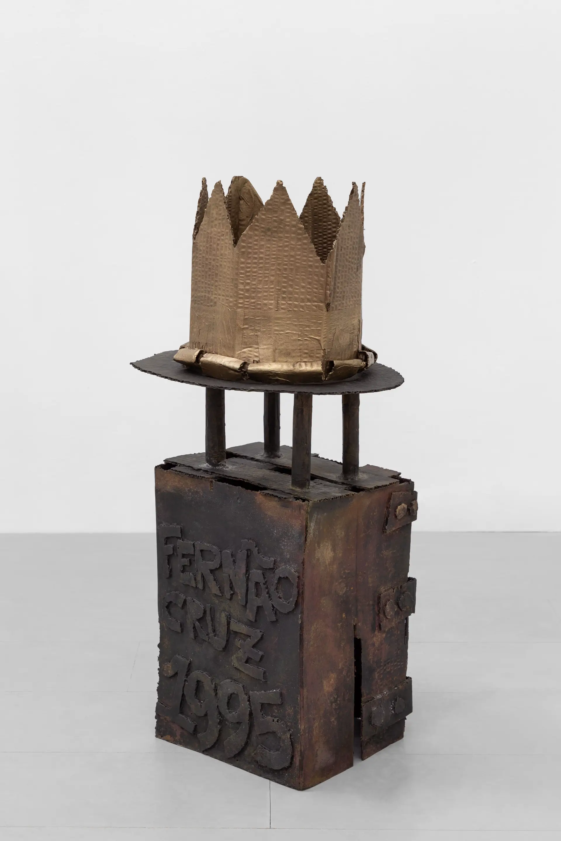 "Coroação" (2019), de FERNÃO CRUZ. Bronze patinado, dimensões 80 x 36 x 31 cm