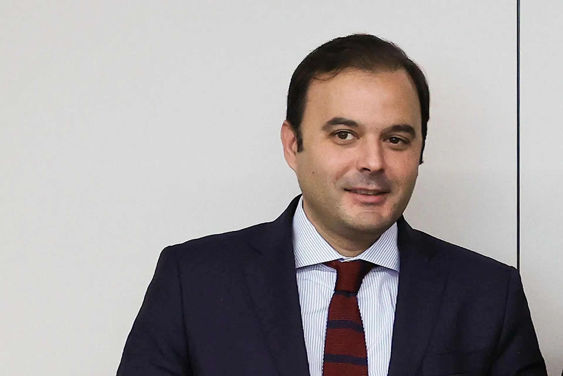 Miguel Reis, agora ex-presidente da Câmara Municipal de Espinho, foi detido pela Polícia Judiciária (PJ), no âmbito de uma investigação por diversos crimes económicos alegadamente cometidos no licenciamento de obras