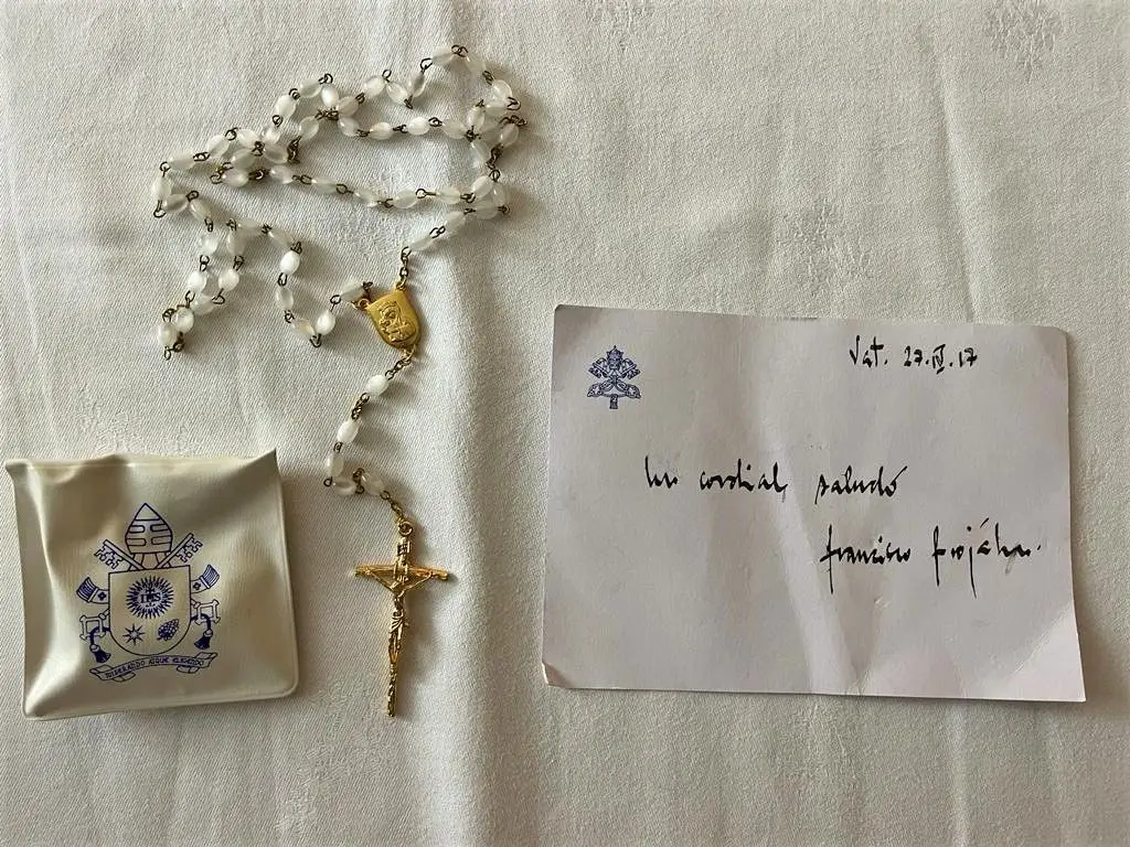 O Papa Francisco enviou terços benzidos para a equipa do restaurante e uma nota: "Un cordial saludo"