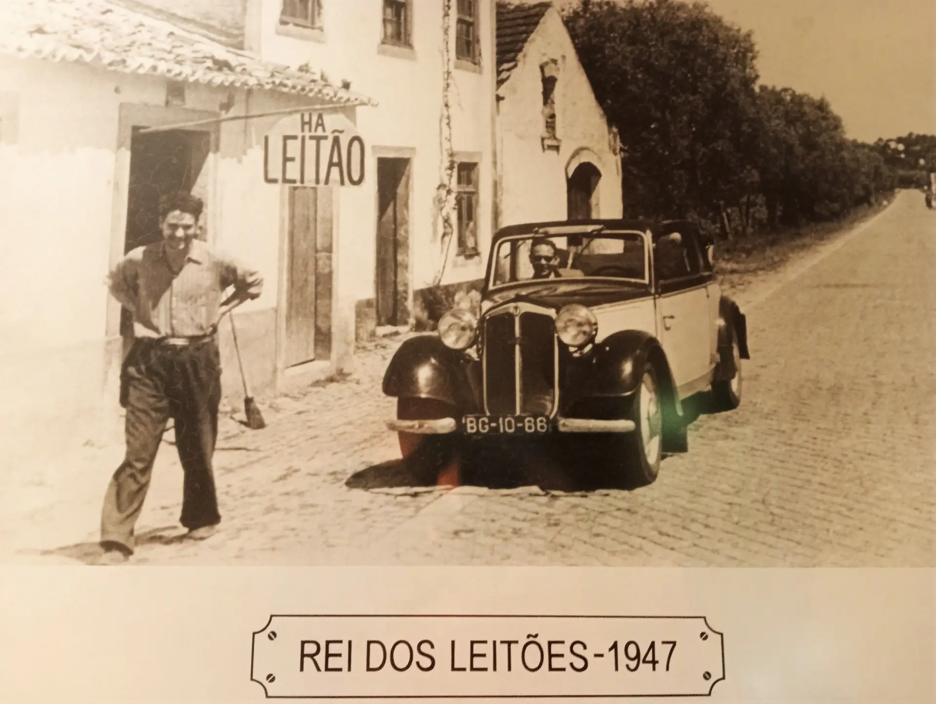 Rei dos Leitões em 1947, o ano em que se assou o primeiro leitão