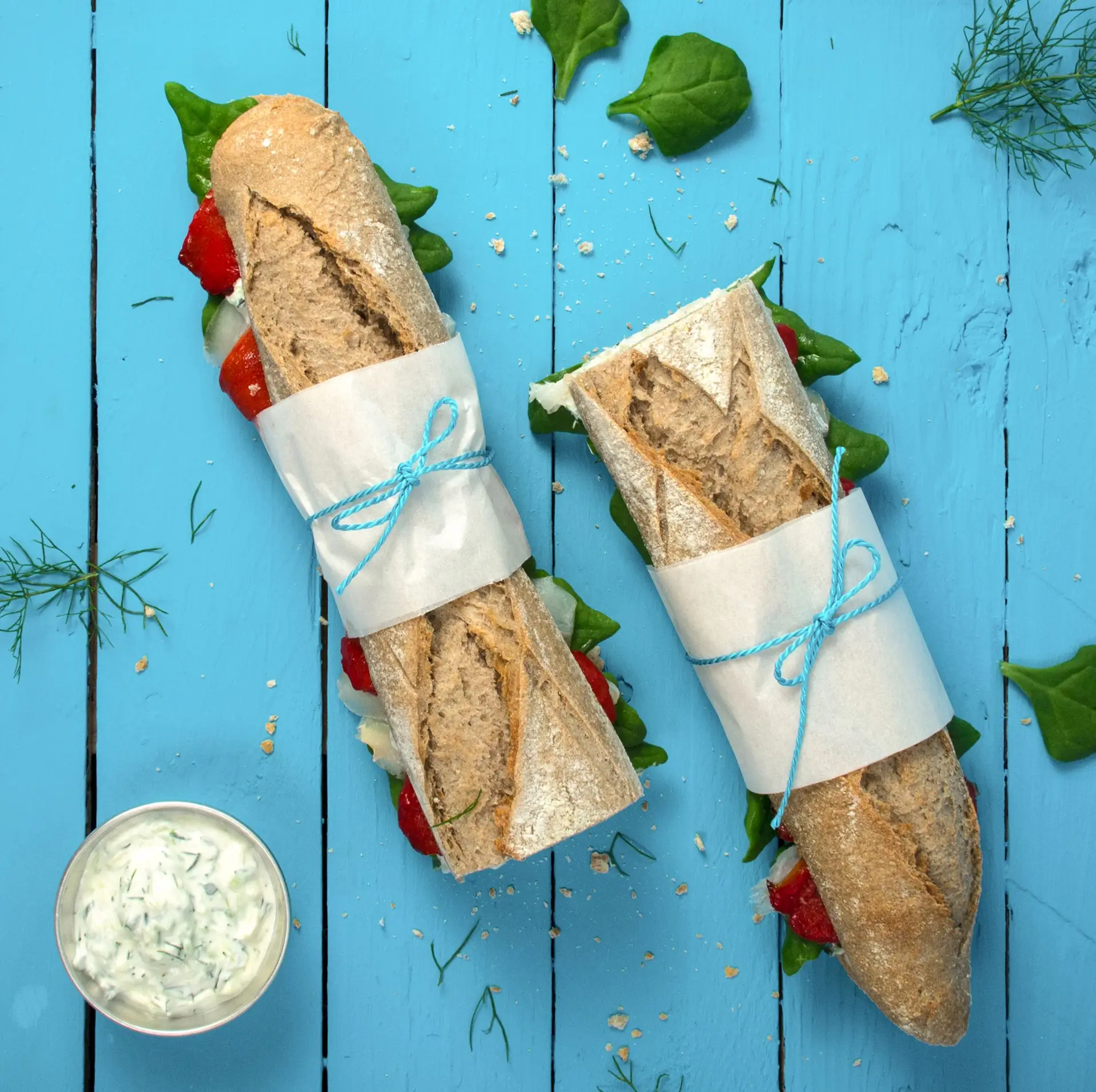 Baguete com bacalhau fumado e molho grego