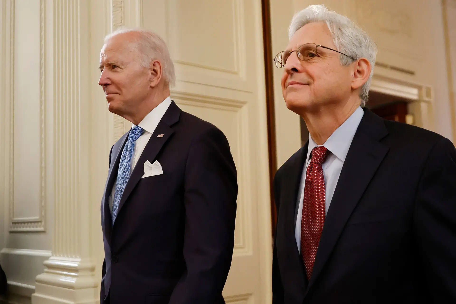 O procurador-geral Merrick Garland (à direita na imagem) lançou uma investigação ao caso dos documentos secretos indevidamente armazenados em casa do Presidente Joe Biden 