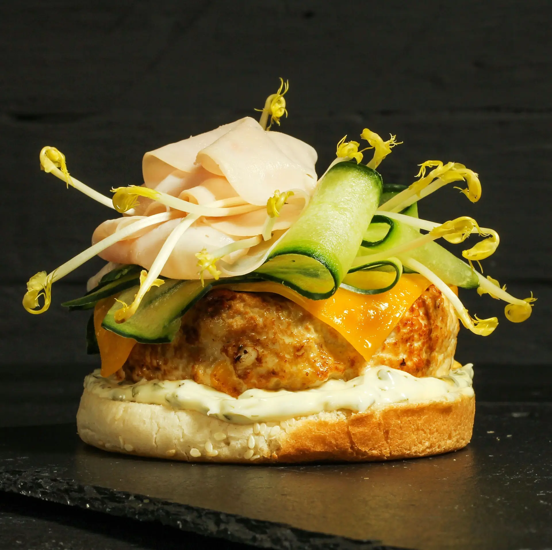 Hamburguer de frango com rebentos de ervilhas