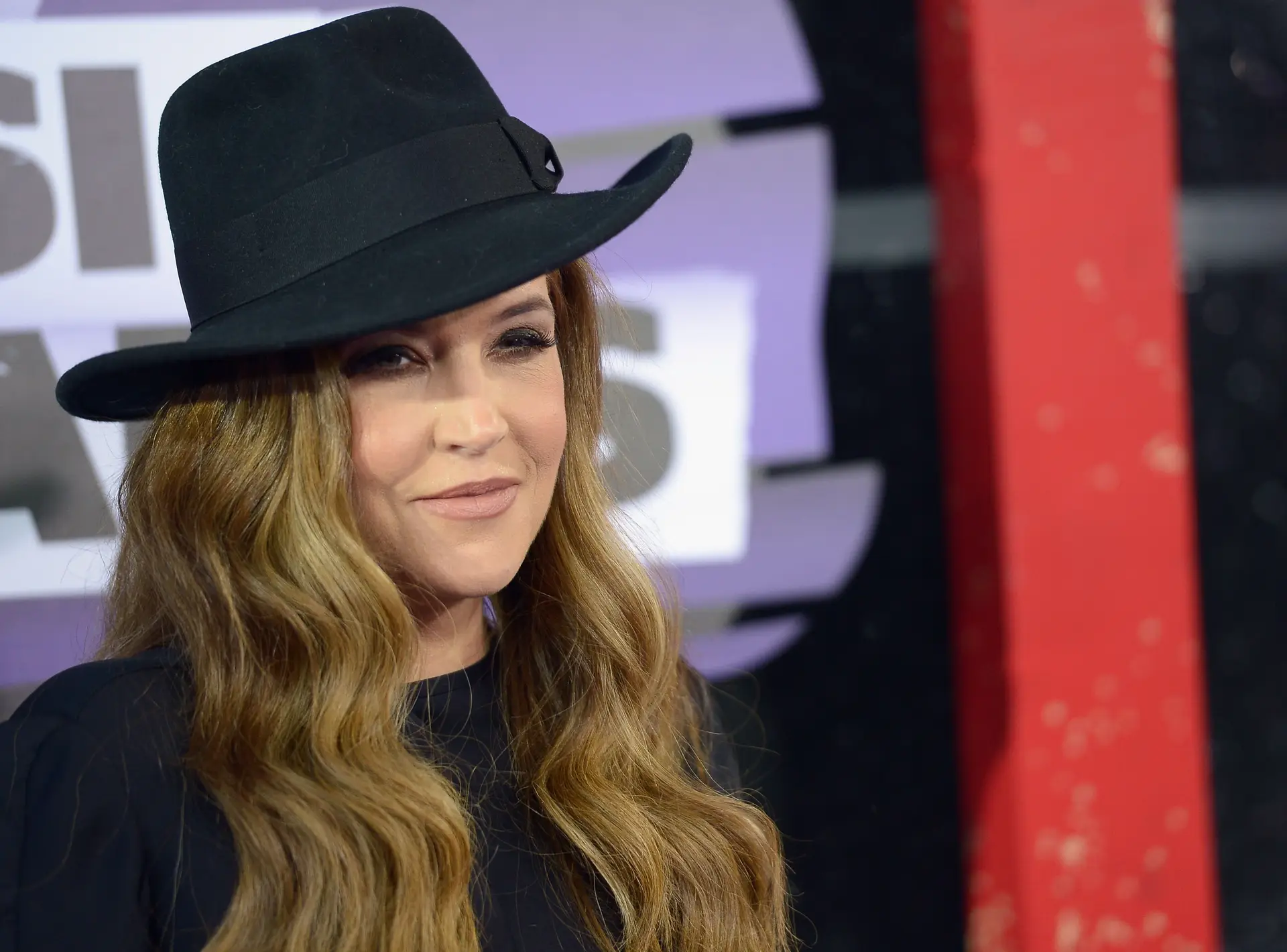 Riley Keough publica foto antiga com a mãe, Lisa Marie Presley