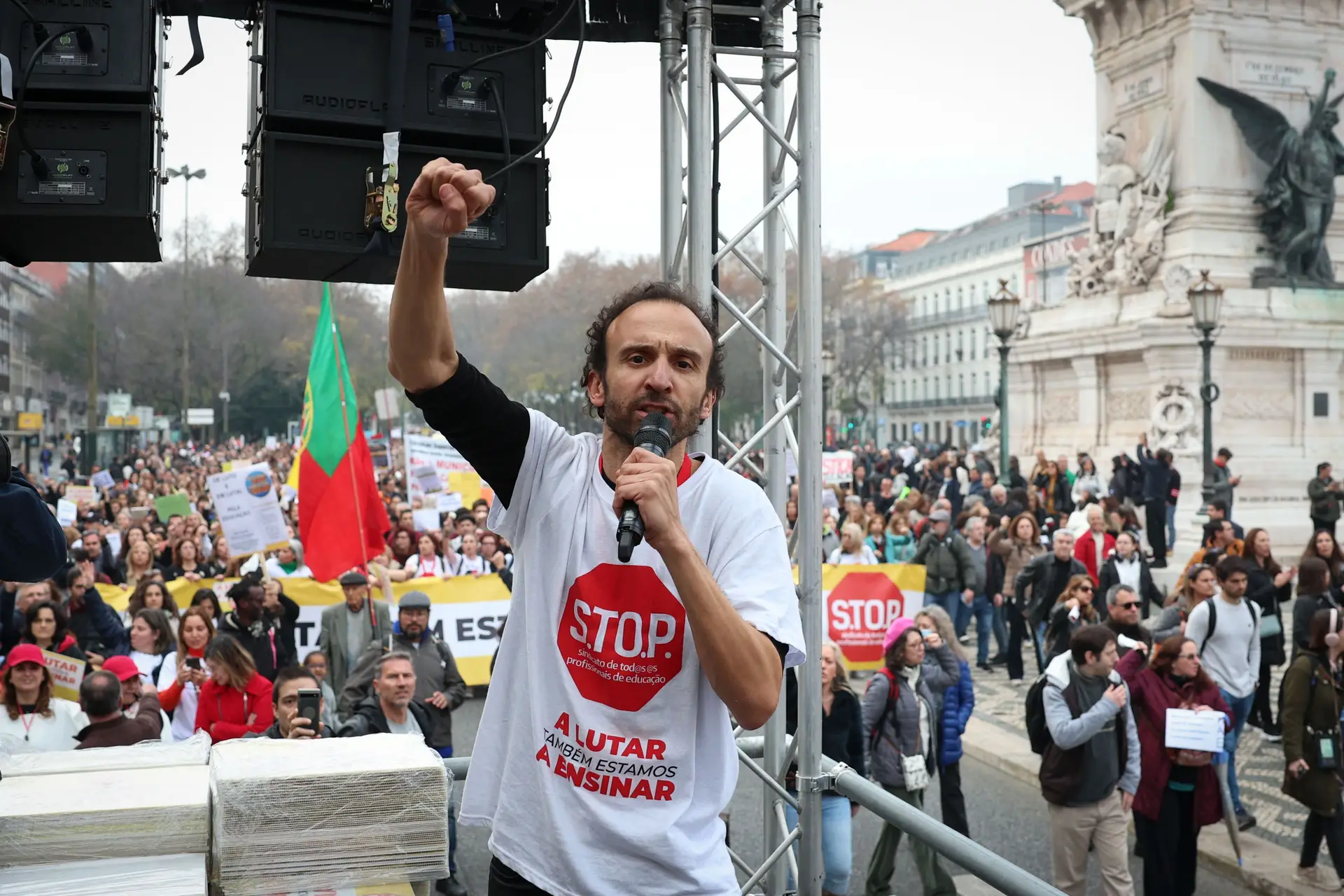 Professores e outros profissionais de educação marcam nova manifestação para Lisboa