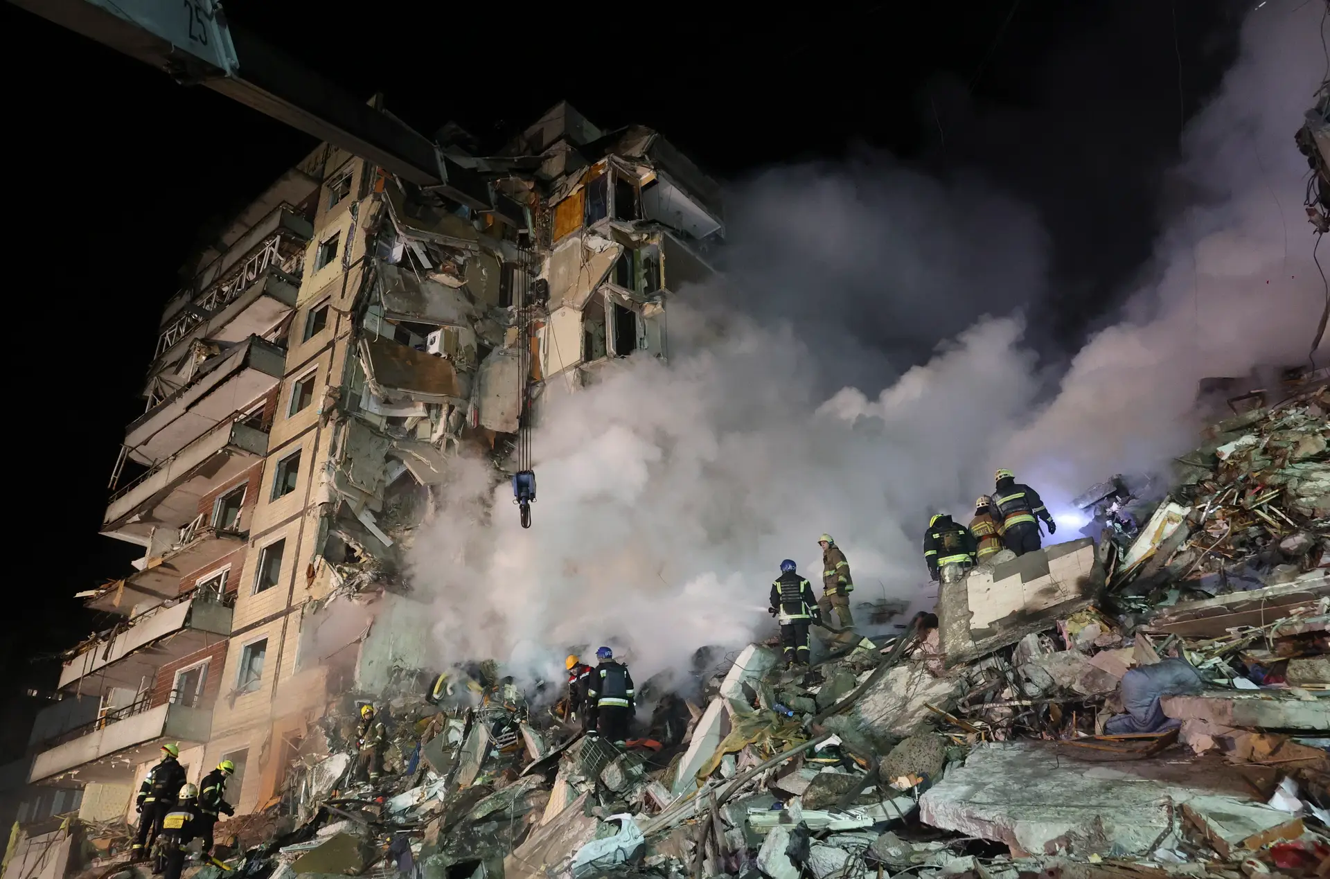 Ucrânia: Rússia admite bombardeamentos de sábado sem mencionar ataque a prédio de Dnipro