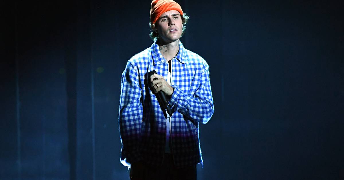 De microfone numa mão e um copo na outra, Justin Bieber esquece-se da letra de um dos seus maiores êxitos