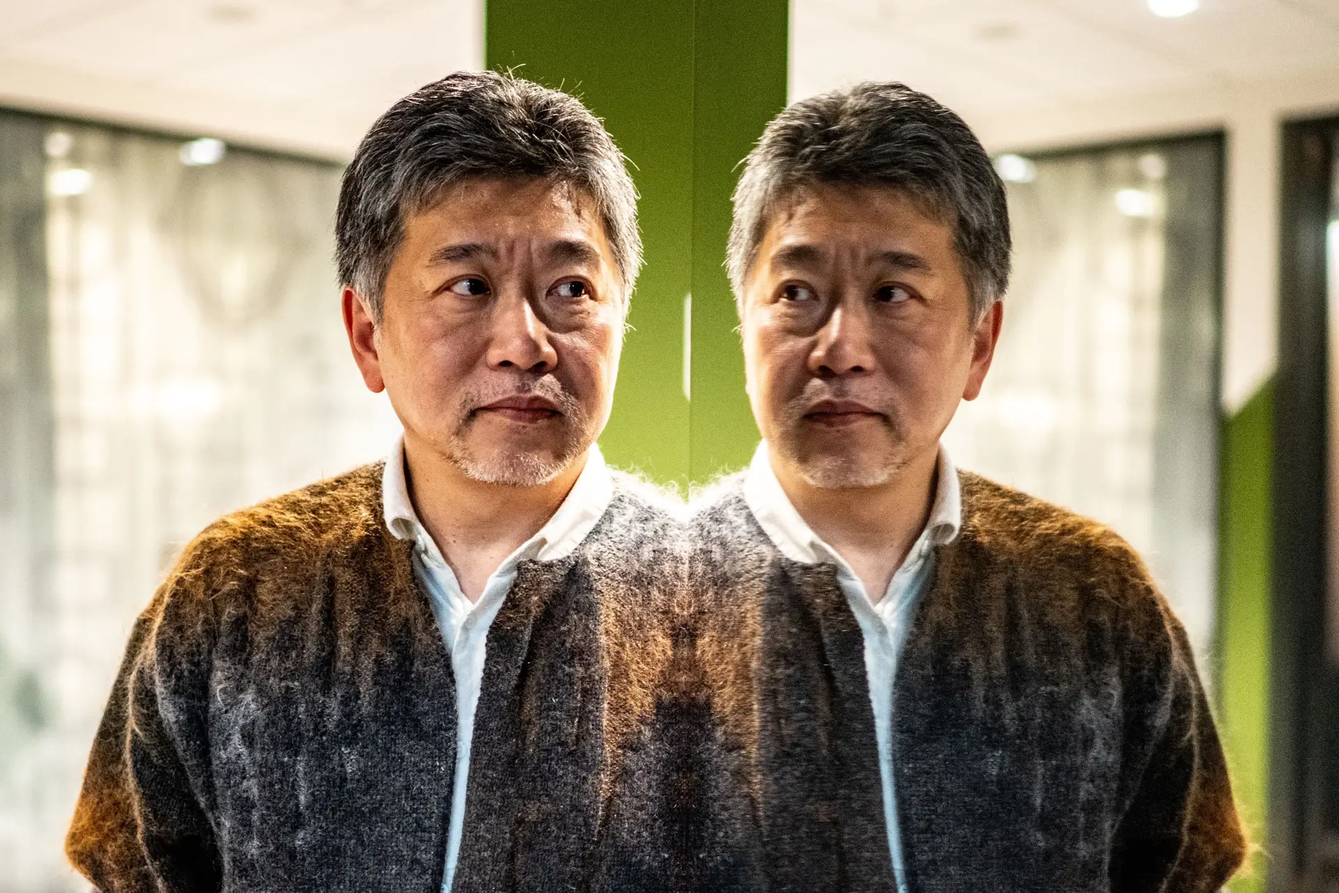 Entrevista a Hirokazu Koreeda, realizador de “Broker”: “Perguntam-me muitas vezes se fui vítima de abandono. Não é de todo o caso”
