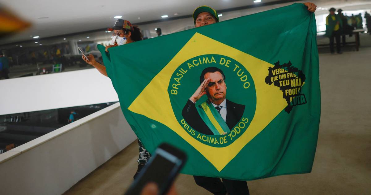Bolsonaro tenta prolongar estadia nos EUA com visto de turista