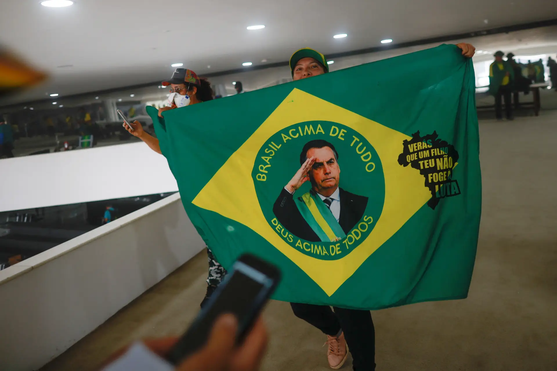 Bolsonaro tenta prolongar estadia nos EUA com visto de turista