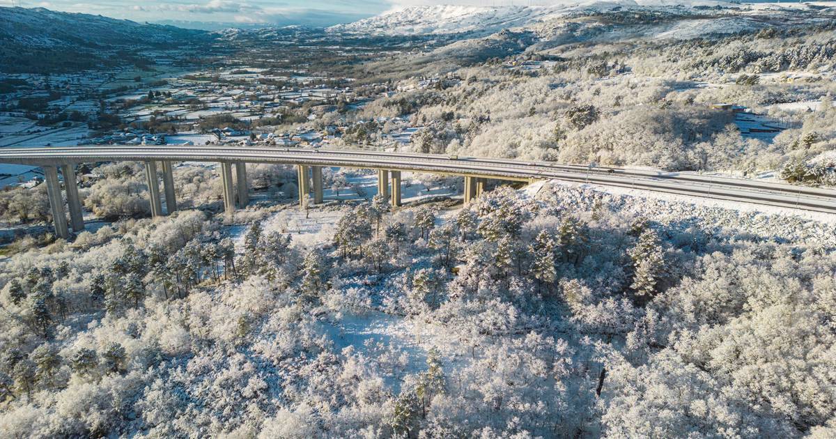 Fotogaleria: O Inverno chegou em força e deixou Portugal branco. As imagens de um país coberto de neve
