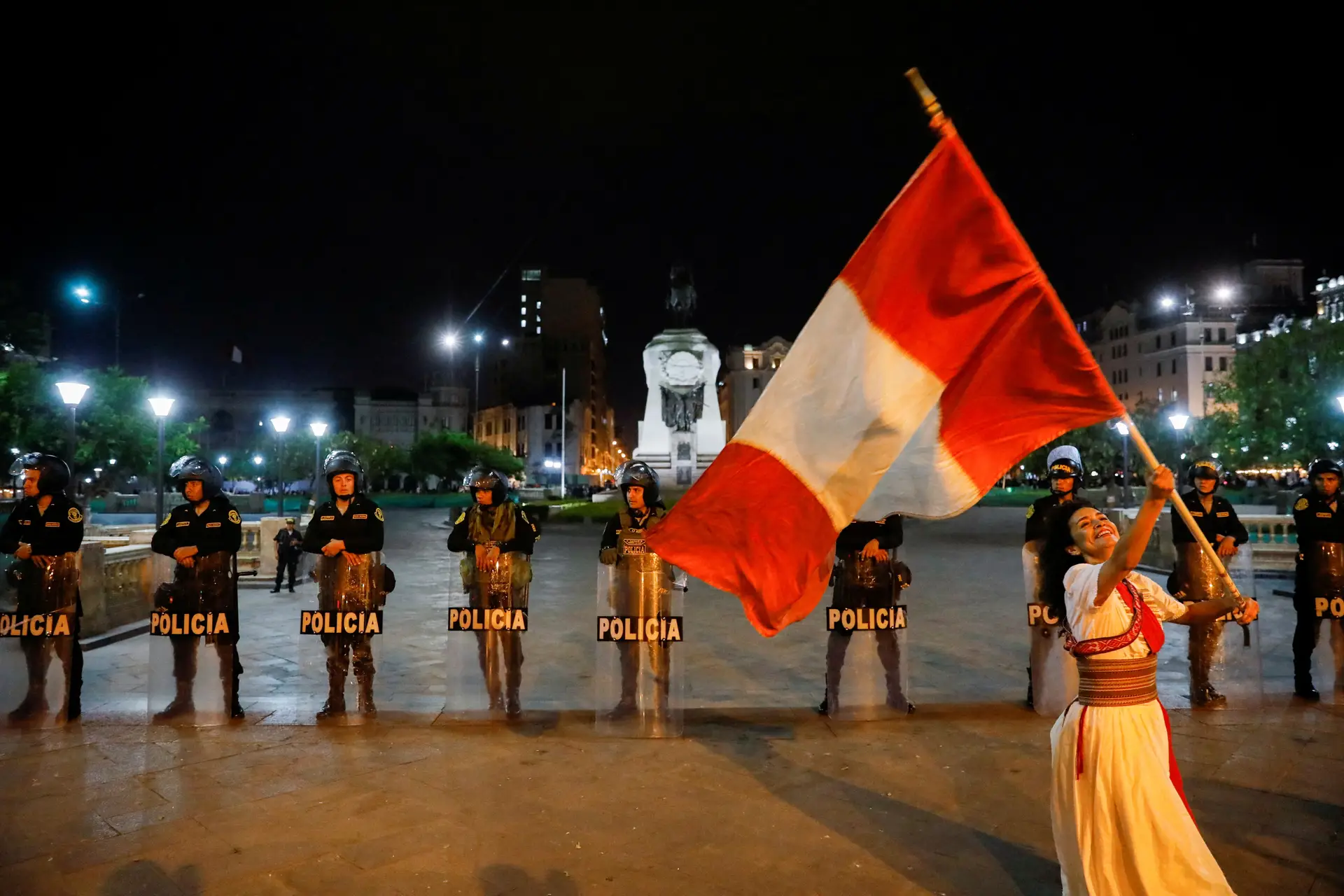 De dia ou de noite, é sempre hora de protestar e exigir um Peru diferente, neste caso, em Lima