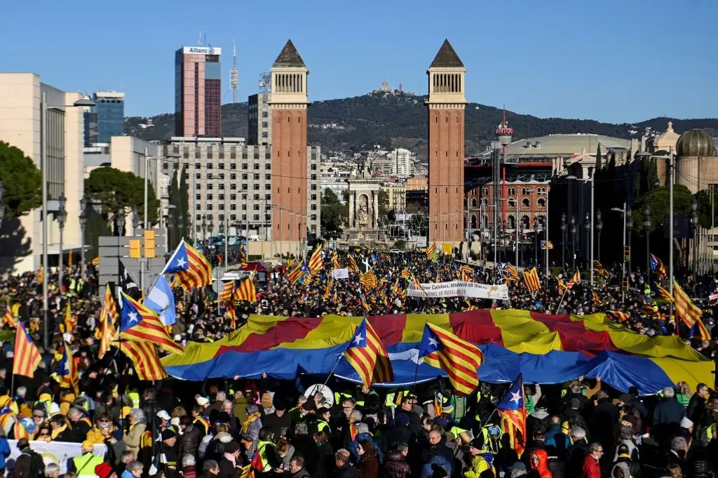 Centenas protestam nas ruas de Barcelona para mostrar que o independentismo “está vivo”