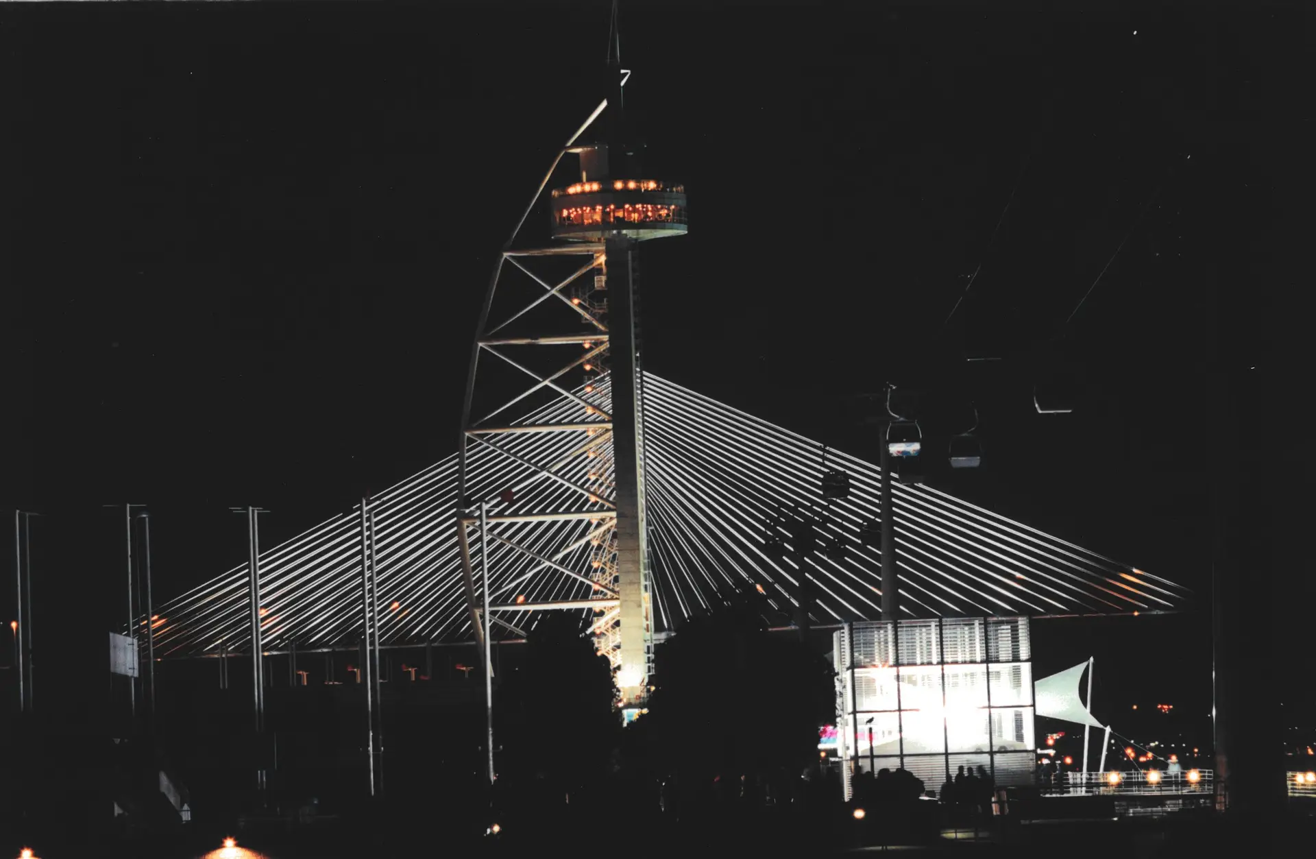 O restaurante iluminado na abertura da Expo'98