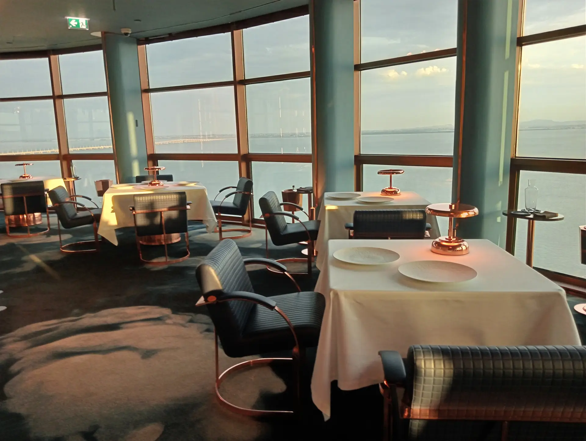 Sala do restaurante no topo da Torre Vasco da Gama