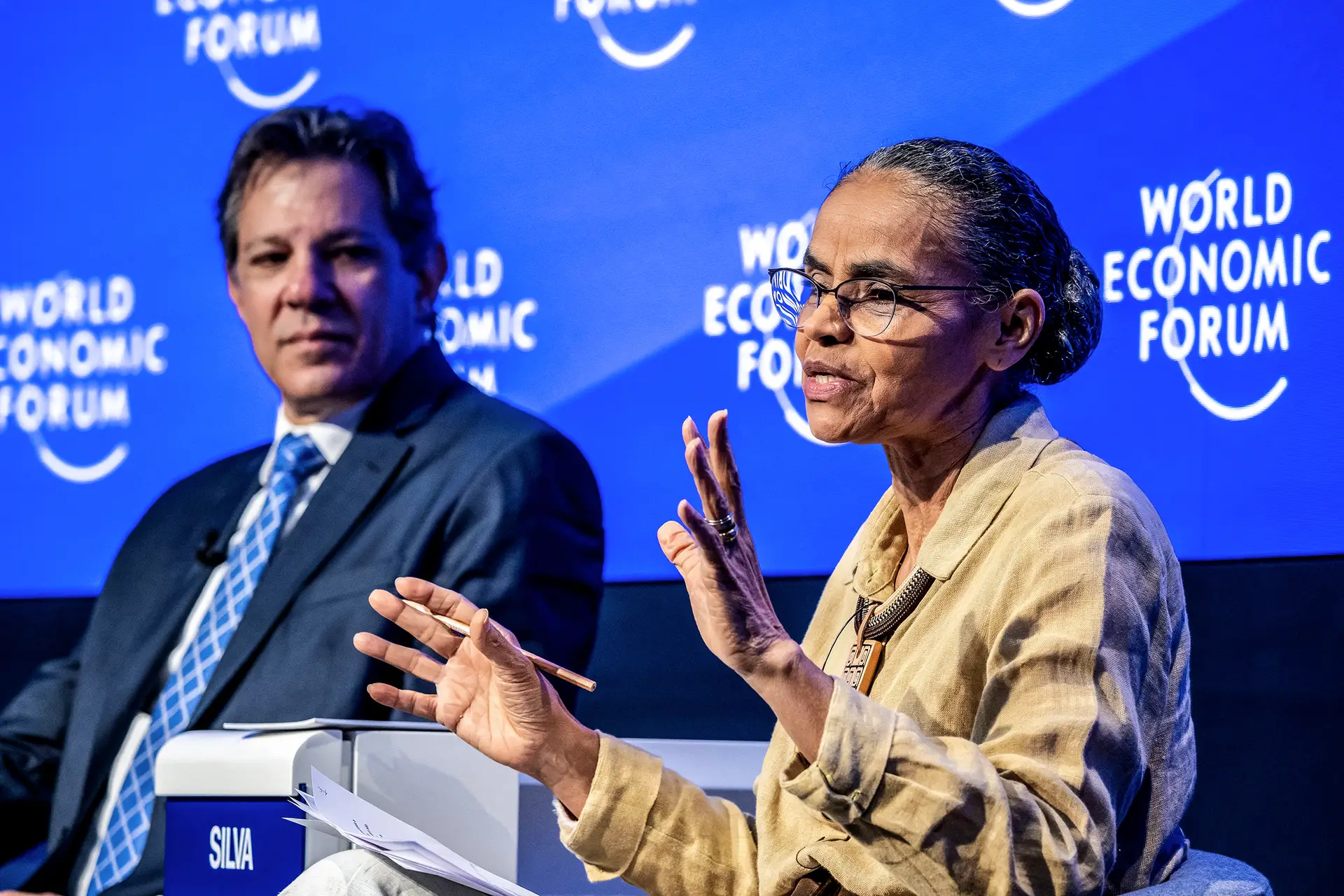 Os ministros brasileiros das Finanças (Fernando Haddad) e do Ambiente (Marina Silva) no Fórum Económico Mundial em Davos