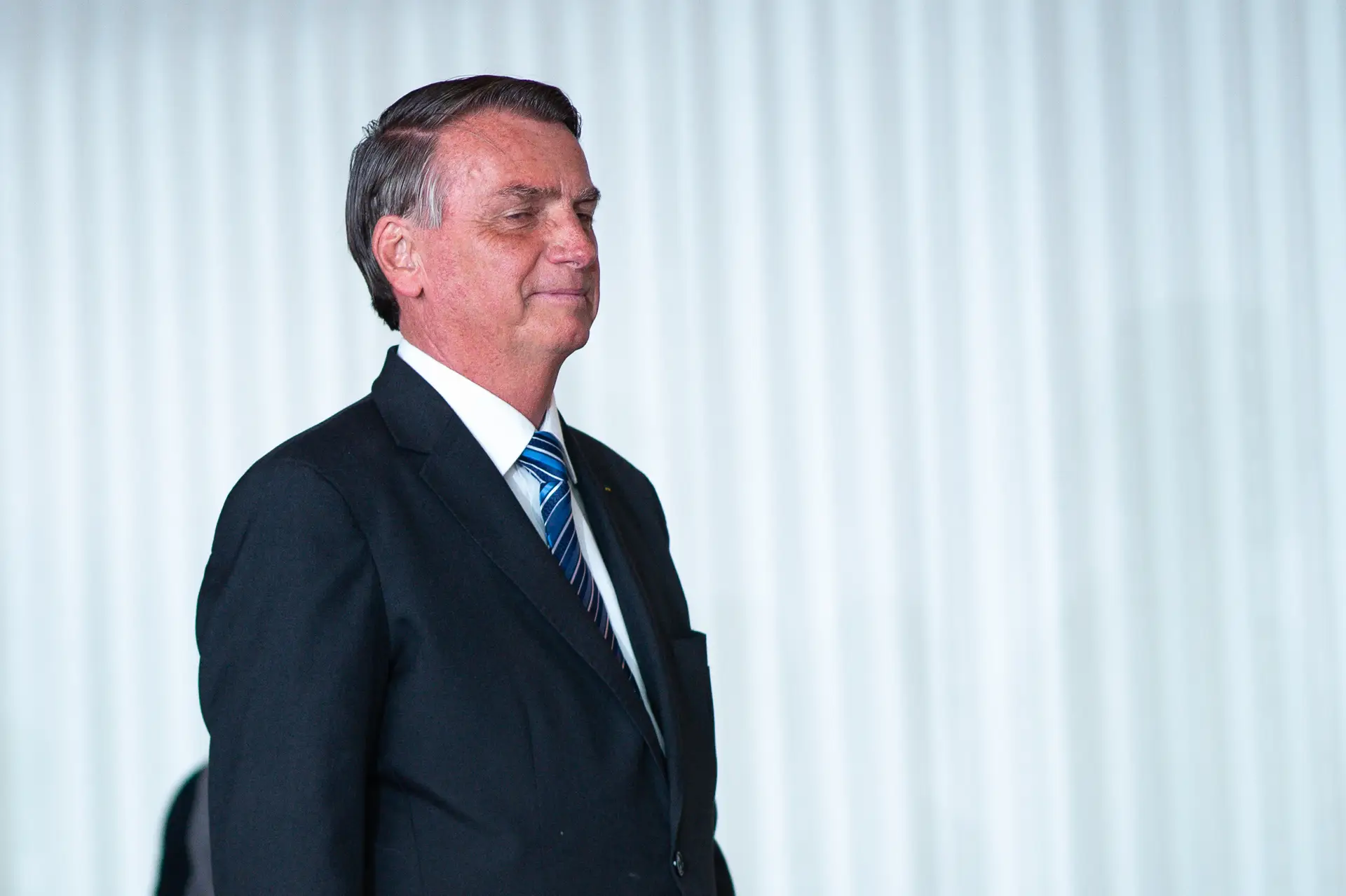 Bolsonaro diz que regressará nas próximas semanas ao Brasil para coordenar oposição