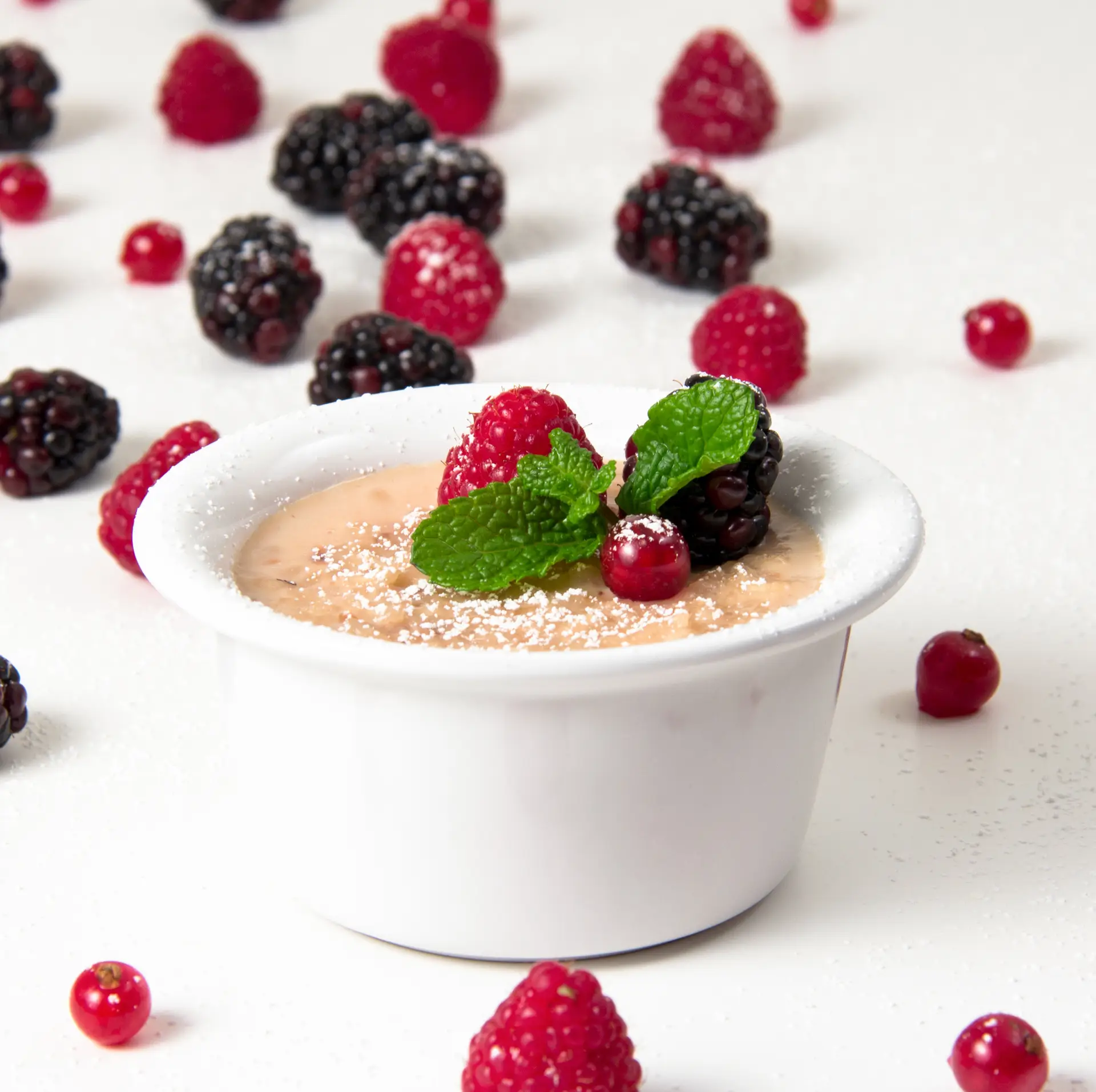 Risotto de morangos e pétalas de rosa com frutos silvestres