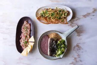 Tártaro de vitela com tostas, Escabeche de perdiz, com tostas e batatas fritas finíssimas e Bacalhau da Velha, puré de feijão, couve salteada e broa