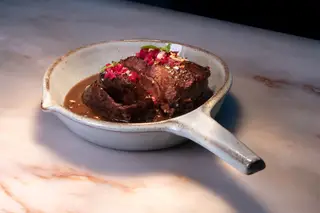Bochecha de vitela, com couve roxa picklada e amêndoa tostada