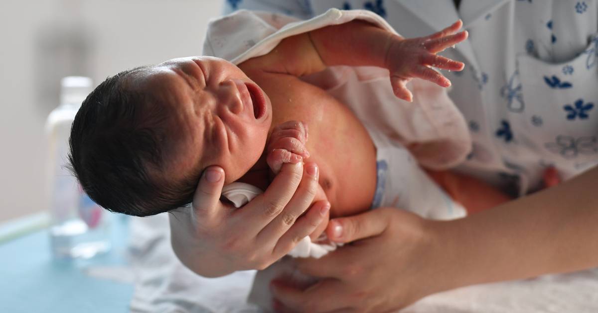 Teste do pezinho chega a quatro milhões de bebés e detecta 2400 casos de doenças raras