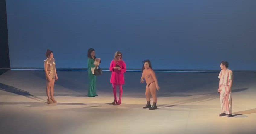 Atriz e performer travesti invade o palco do São Luiz a meio da peça “Tudo Sobre a Minha Mãe”, em protesto contra 