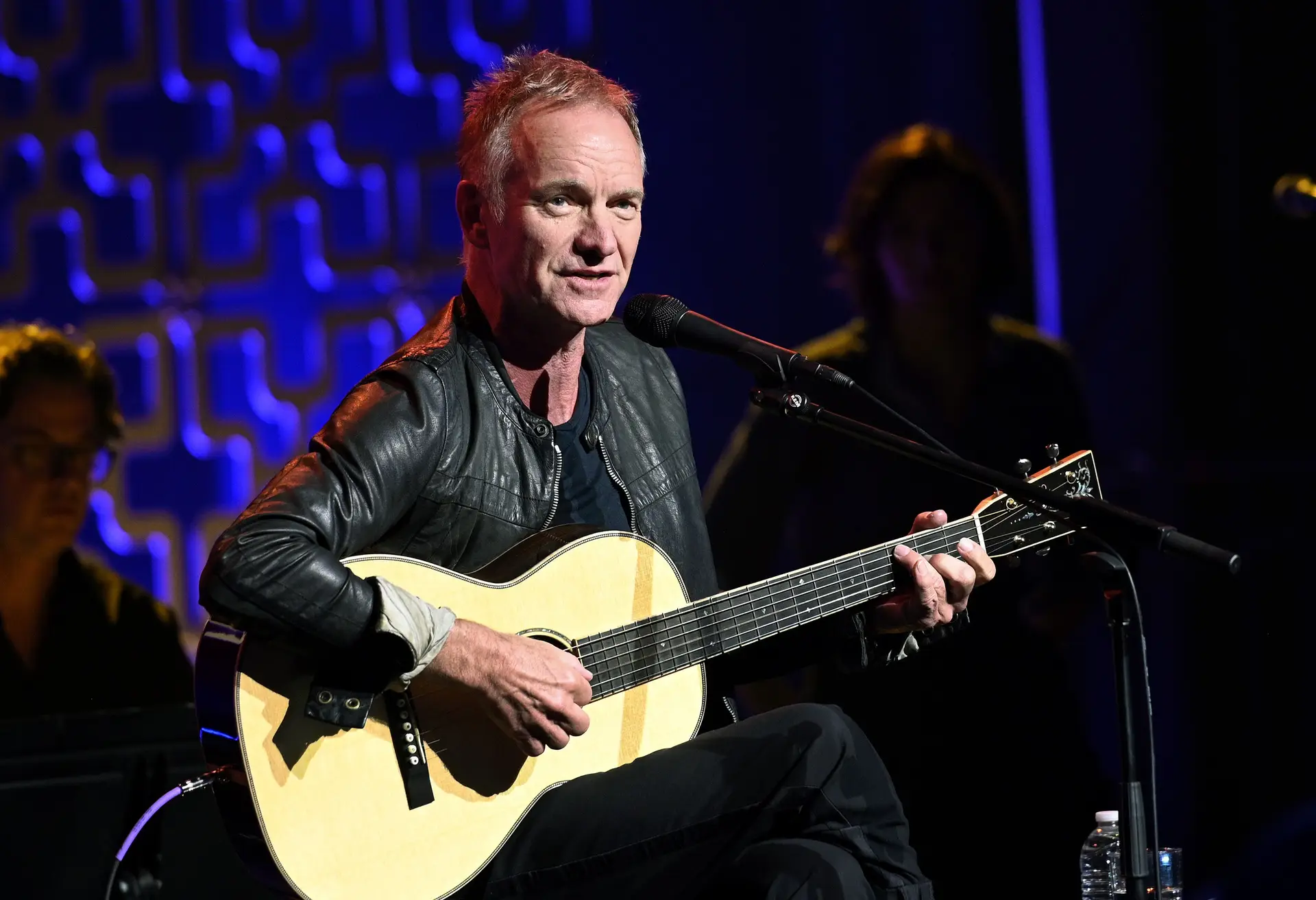 Sting deu concerto para executivos da Microsoft um dia antes de a empresa despedir 10 mil pessoas