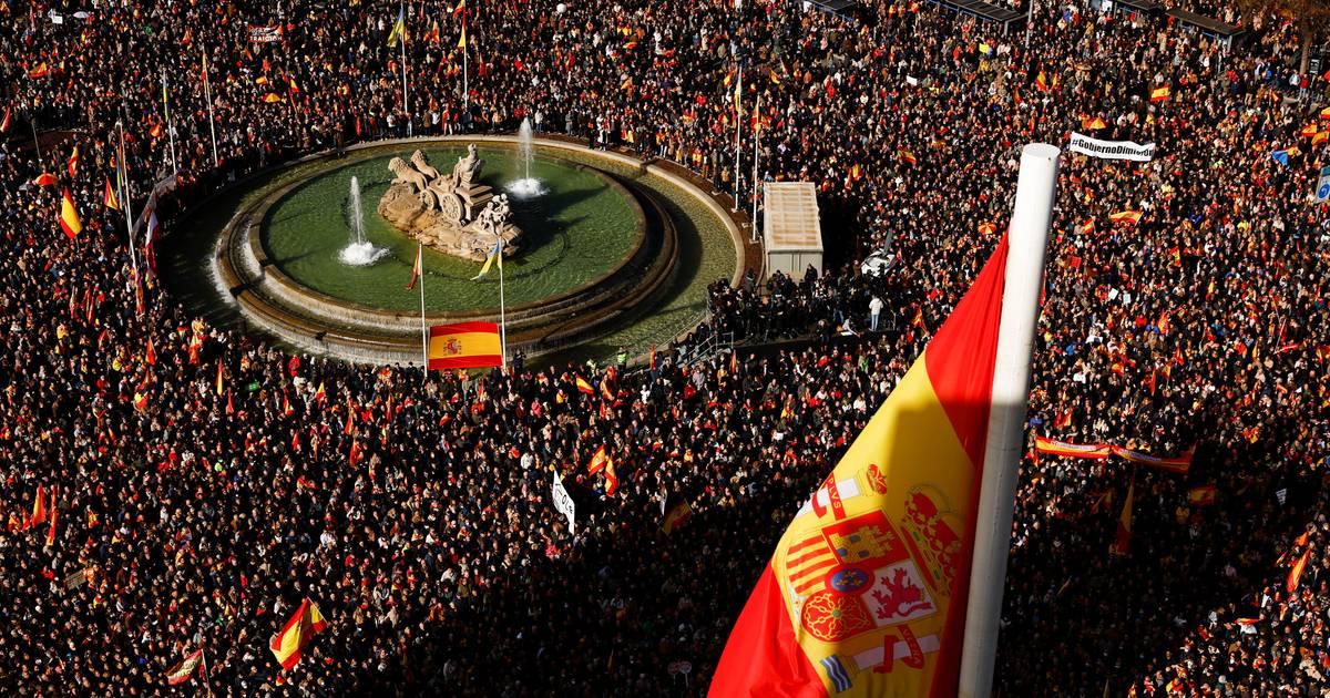 Dezenas de milhar manifestam-se em Madrid contra governo de Pedro Sánchez