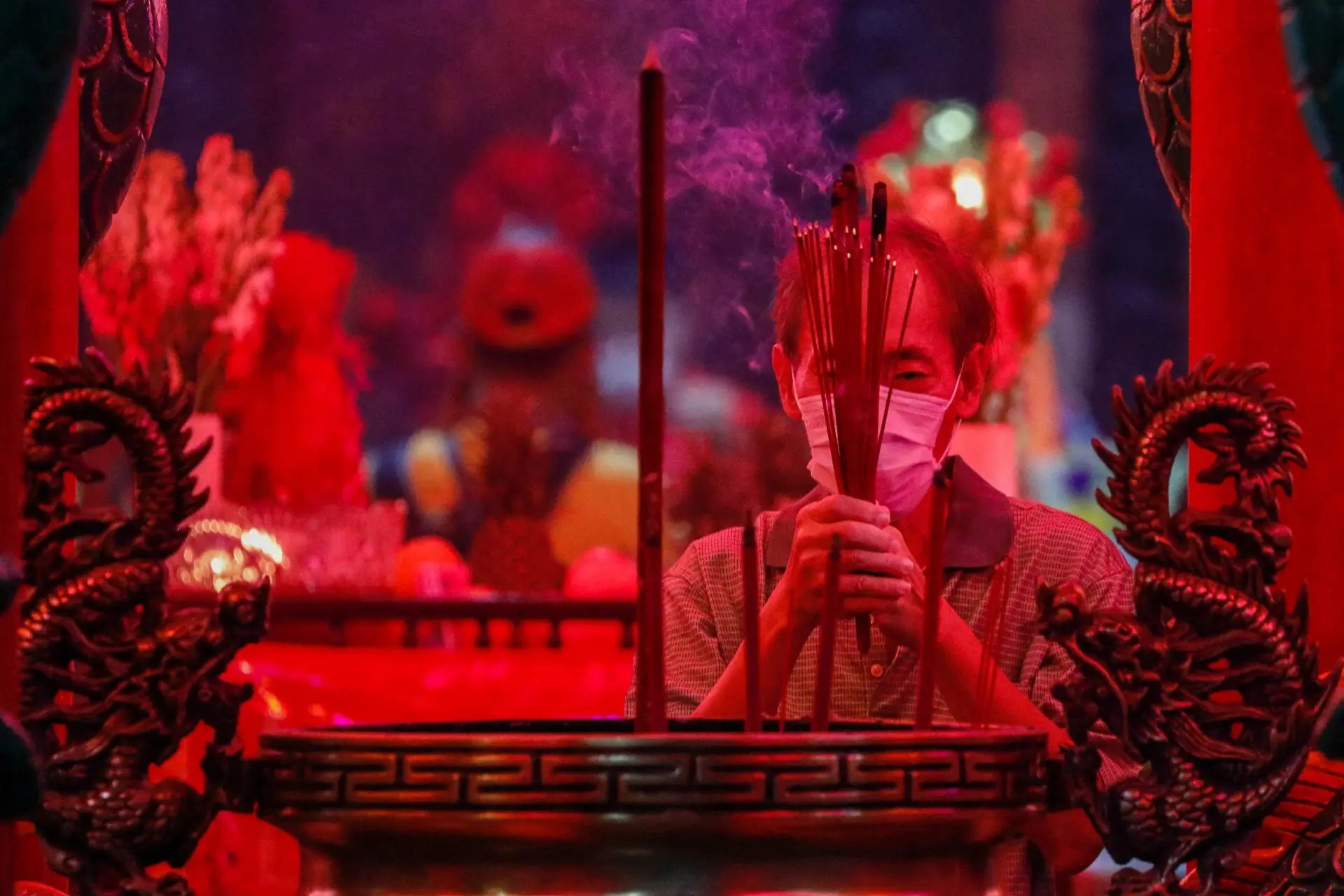 Uma mulher reza na véspera do Ano Novo Lunar Chinês, no Templo Amurva Bhumi de Jacarta, na Indonésia