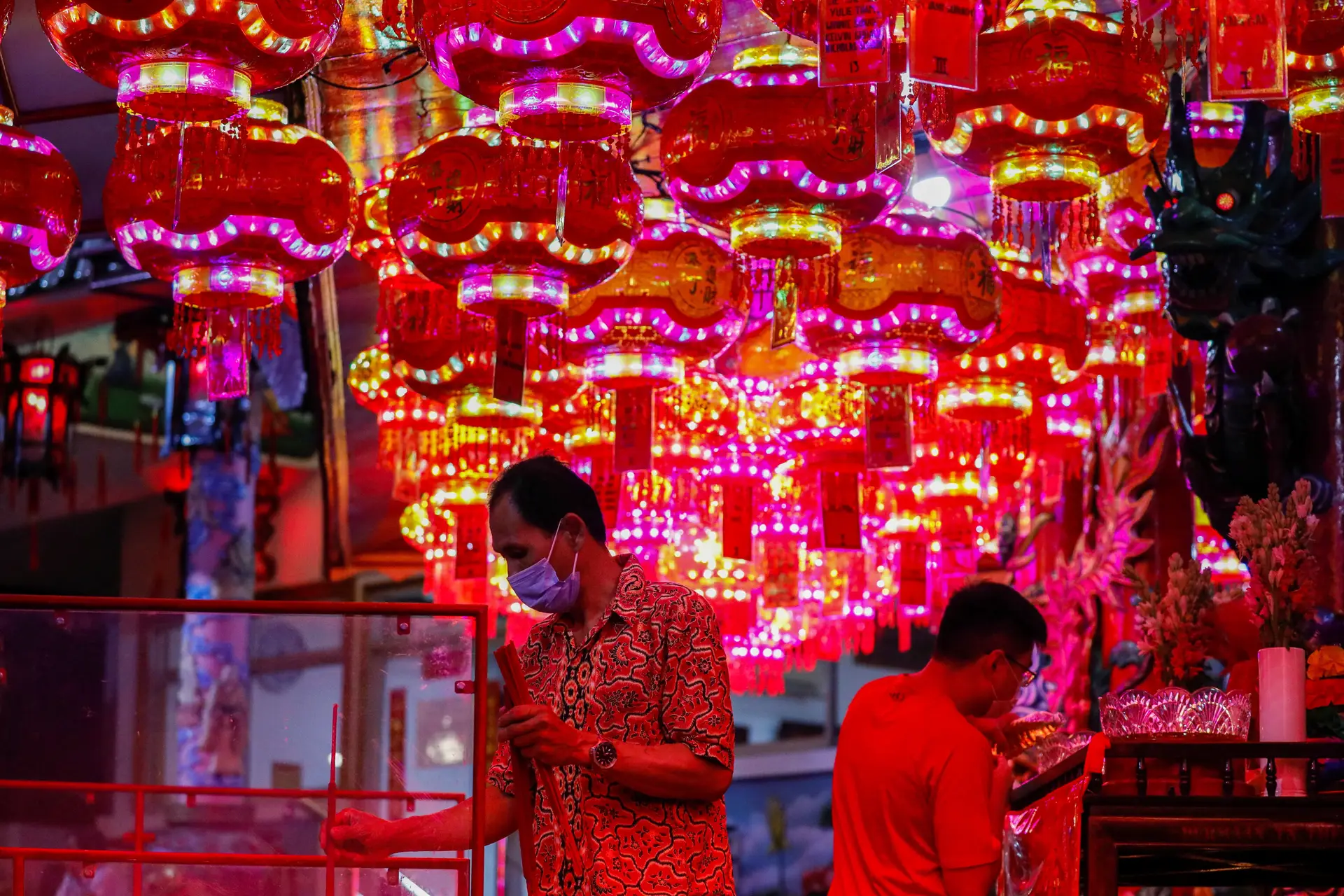 Crentes acendem sticks de incenso na véspera do Ano Novo Lunar Chinês, no Templo Amurva Bhumi de Jacarta, na Indonésia