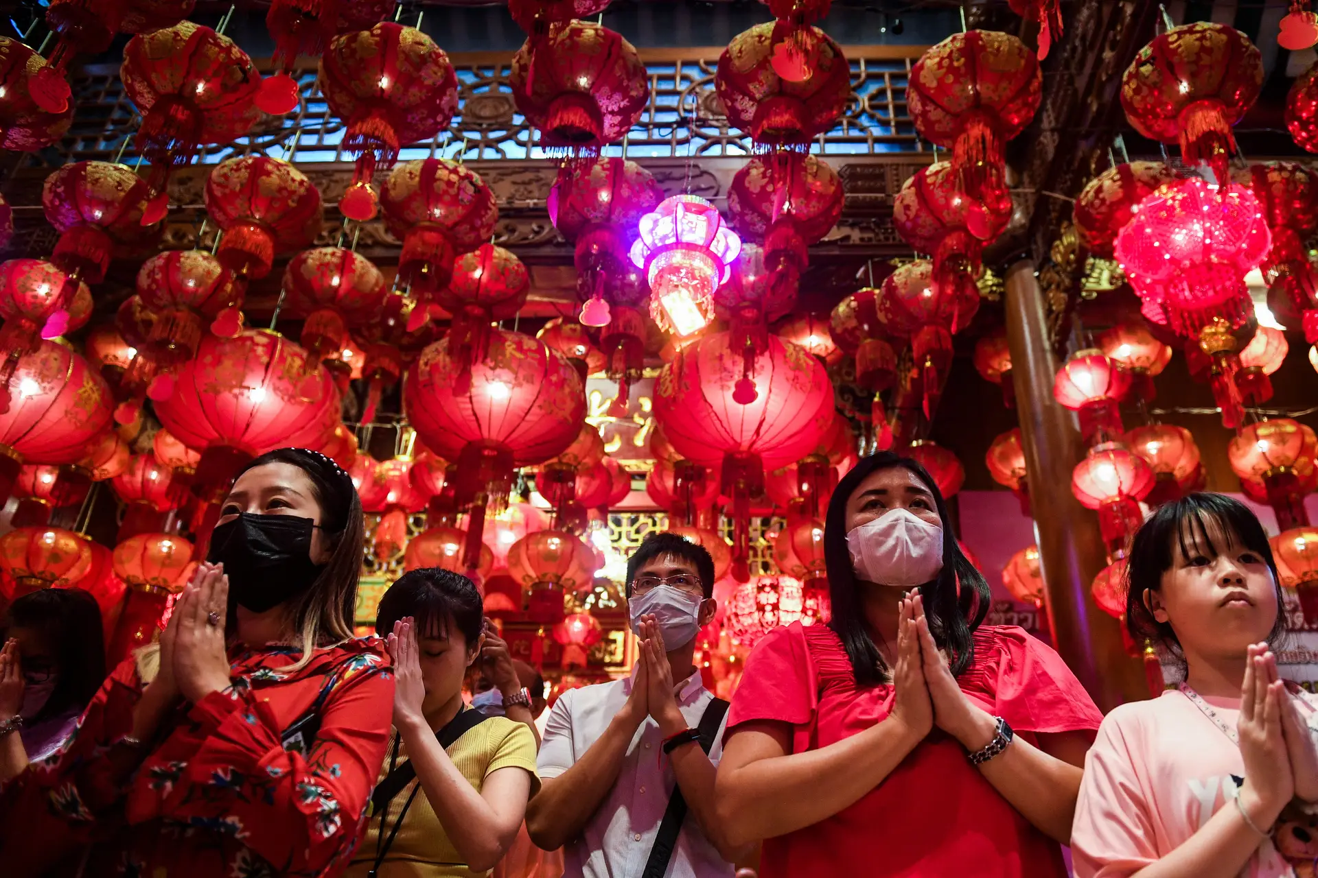 Pessoas fazem oferendas na véspera do Ano Novo Lunar, num templo da Chinatown de Banguecoque, capital da Tailândia
