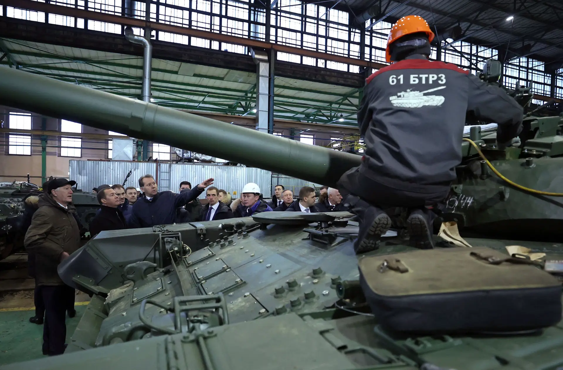 O ex-Presidente russo Dmitry Medvedev visita uma oficina de reparação de viaturas militares em São Petersburgo 