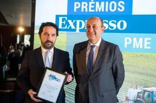 Tiago Vasconcelos, da I-SETE (à esquerda) recebeu o prémio na categoria de Serviços dos Prémios Expresso PME. Francisco Cary, da CGD, entregou o diploma.
