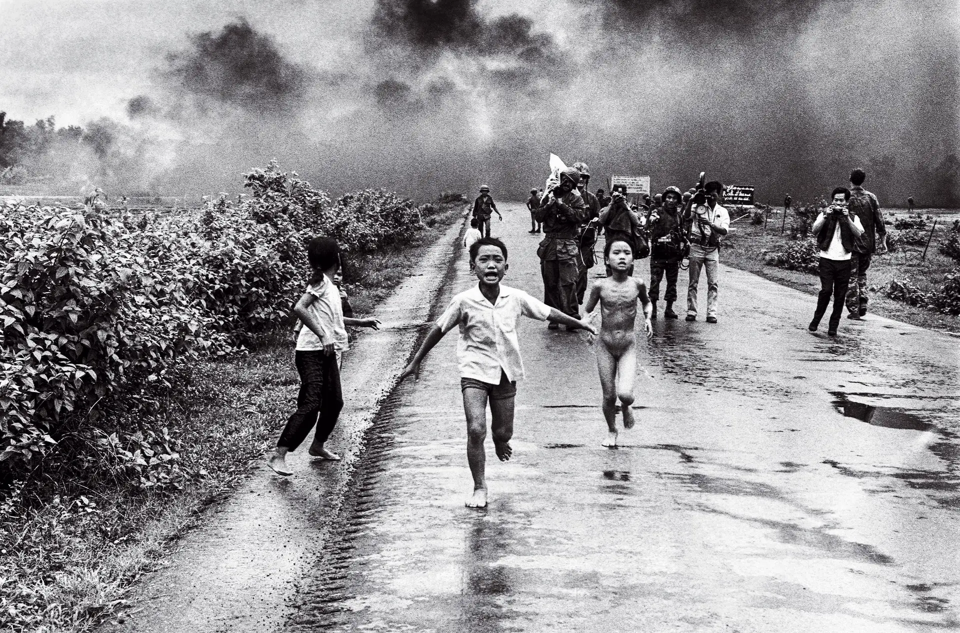 Crianças em fuga em Trang Bang, após bombardeamento com napalm das tropas sul-vietnamitas. Phan Thi Kim Phùc, a menina nua, tinha 9 anos nesse 8 de junho de 1972