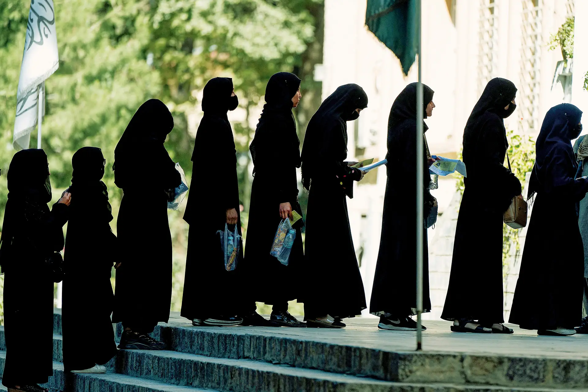 O aperto de morte dos talibãs às mulheres no Afeganistão