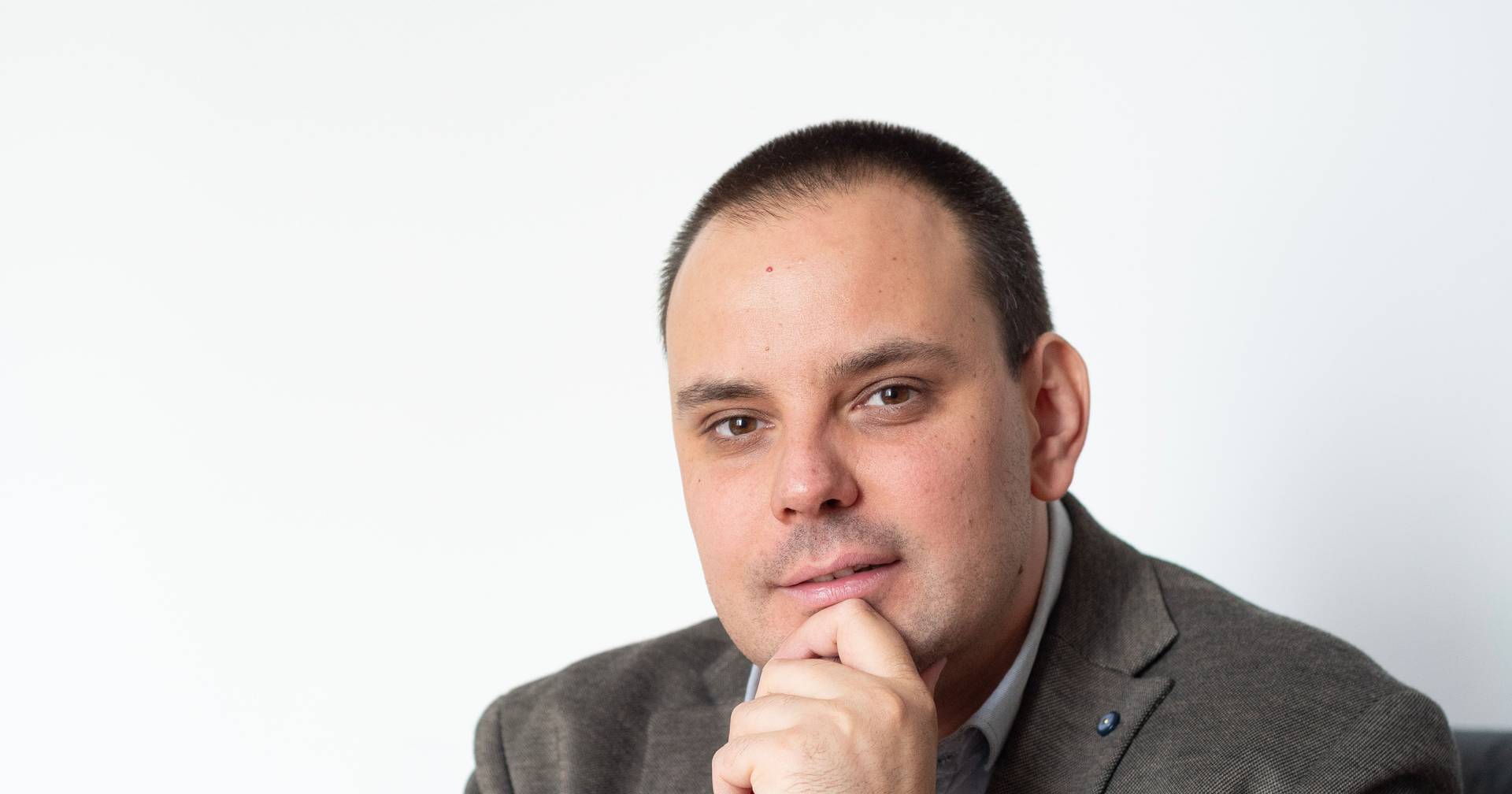 Agora na zona euro, "a Bulgária continua a oscilar entre o Leste e o Ocidente", afirma o economista Dimitar Zlatinov