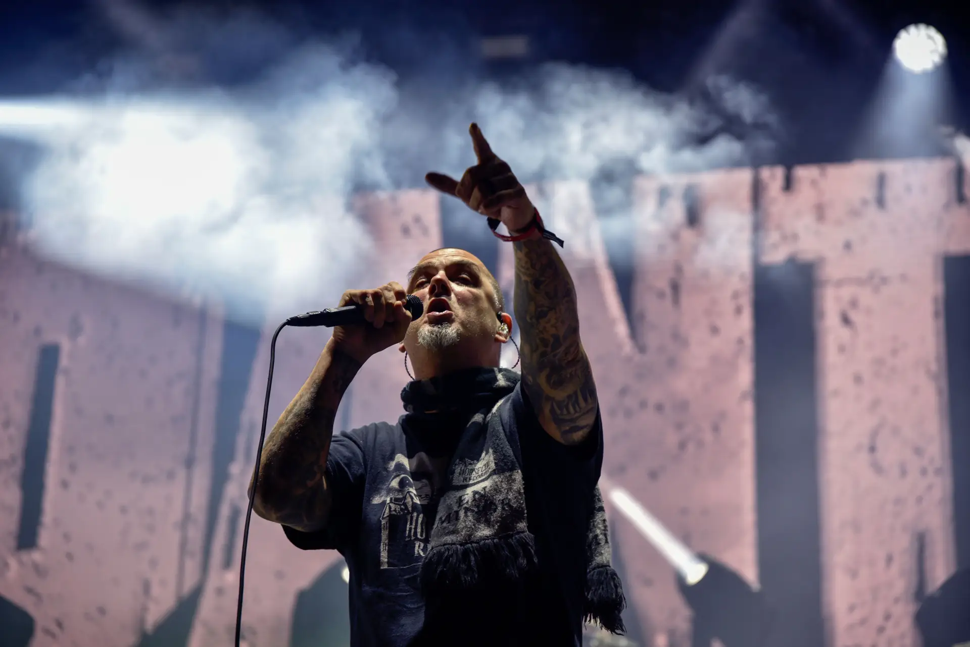 Mais um festival a retirar os Pantera do cartaz: banda de Phil Anselmo está  a ser cancelada - Expresso