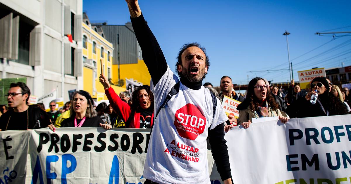 “Não nos podem calar, isto só se vê nas ditaduras”. Professores em protesto em Lisboa reagem contra os serviços mínimos
