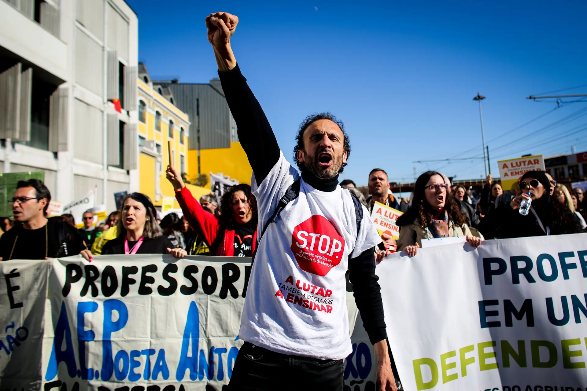 “Não nos podem calar, isto só se vê nas ditaduras”. Professores em protesto em Lisboa reagem contra os serviços mínimos