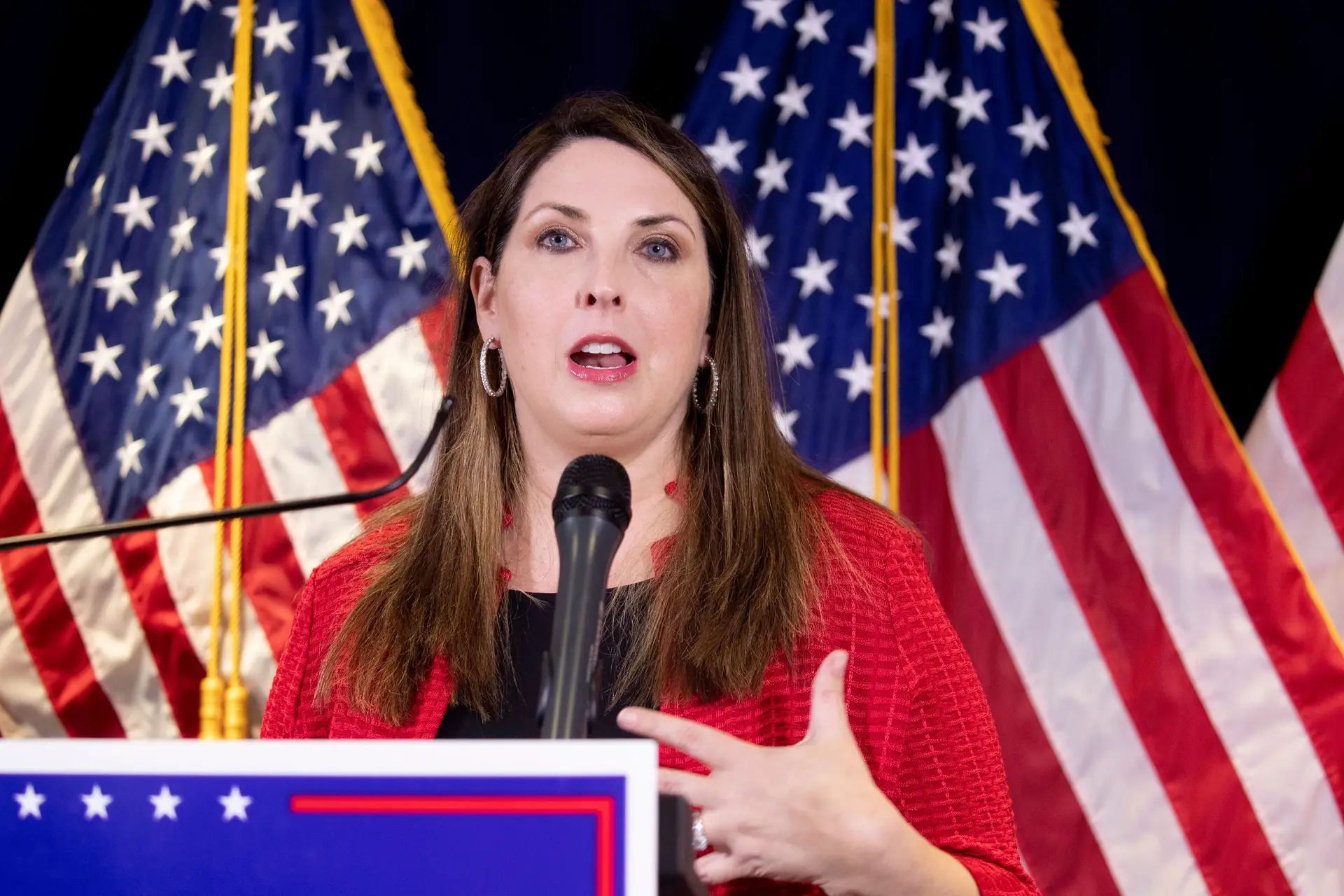Ronna McDaniel, apoiante de Trump, foi reeleita presidente do Comité Nacional Republicano