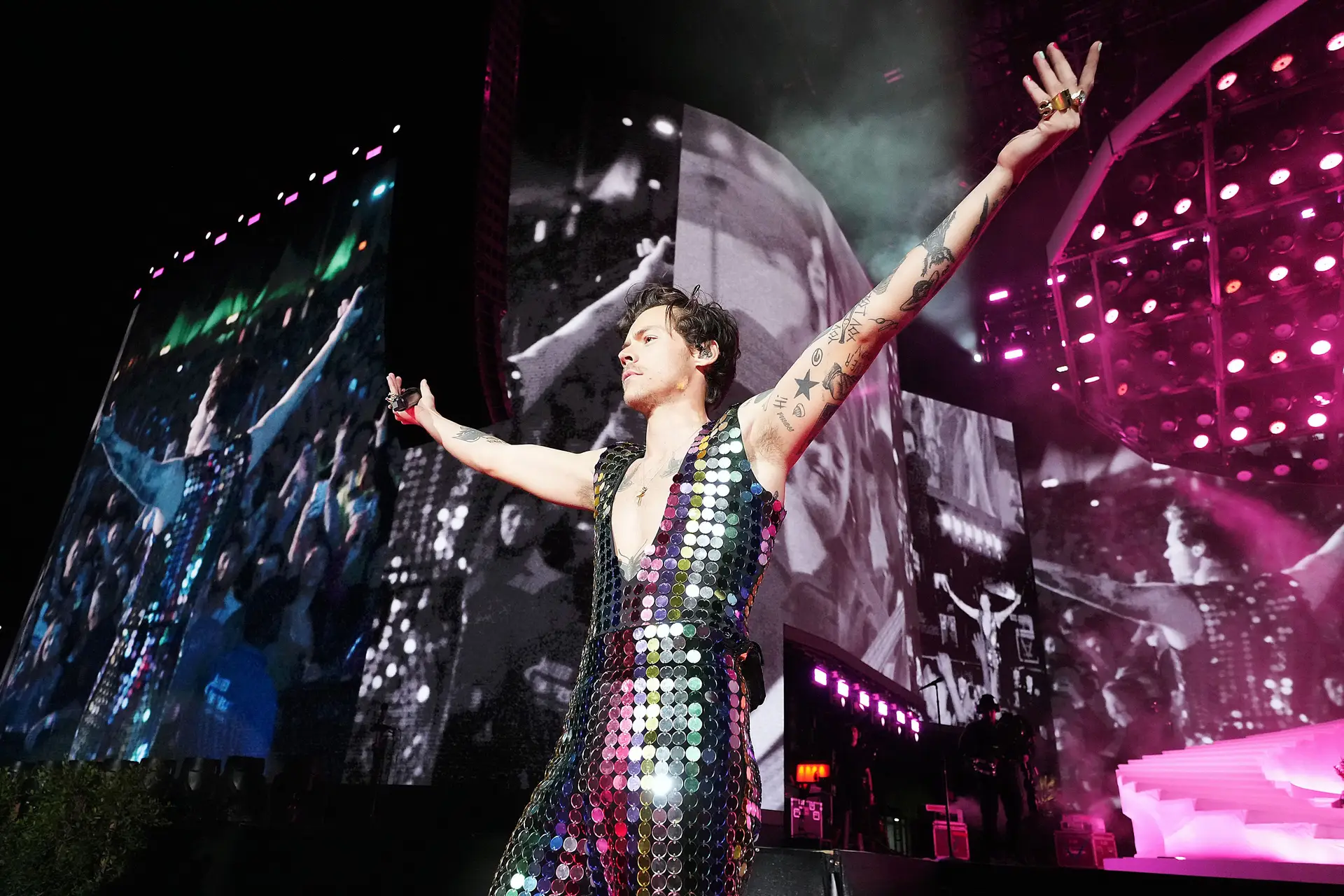 Harry Styles rasga as calças entre as pernas a meio de um concerto