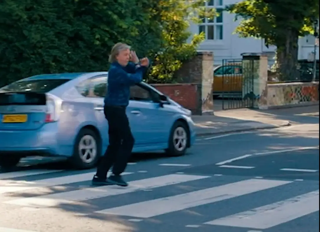 Paul McCartney quase foi atropelado quando atravessava Abbey Road recentemente: veja o vídeo