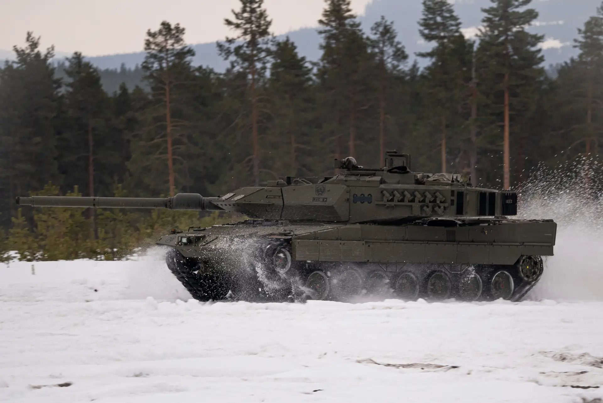 Tanque Leopard espanhol durante um exercício militar da NATO em Rena, na Noruega, em 2022 