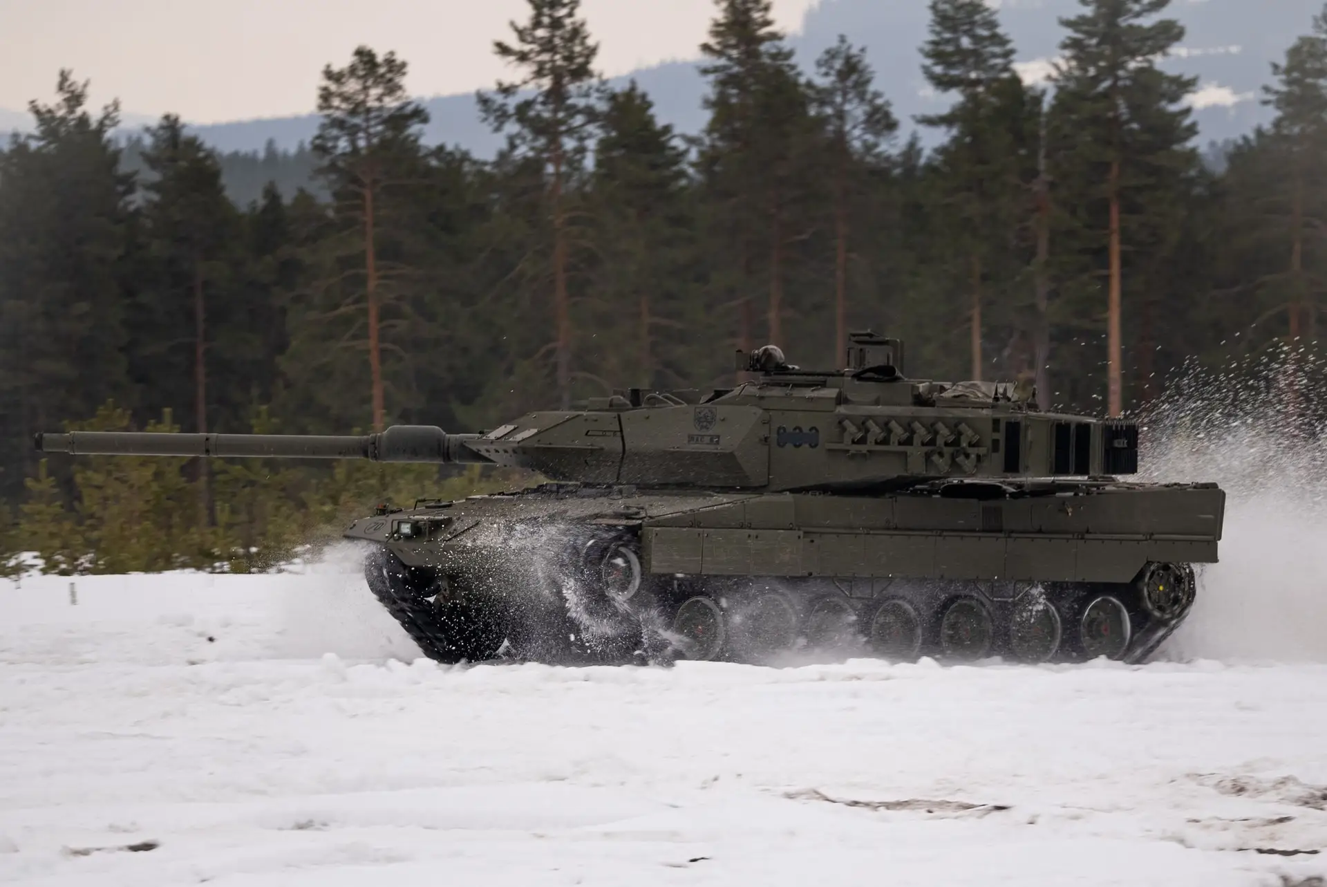 Tanque Leopard espanhol durante um exercício militar da NATO em Rena, na Noruega, em 2022