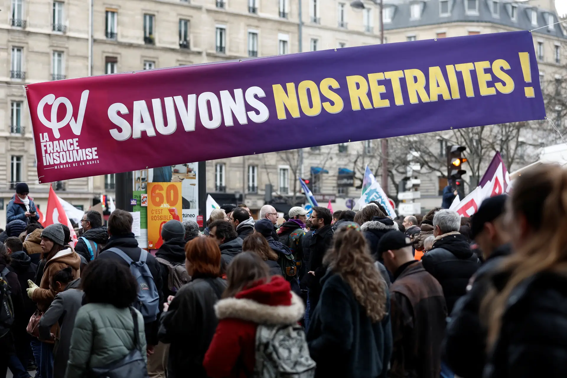 Dezenas de milhares de pessoas protestam em Paris contra a reforma no sistema de pensões francês