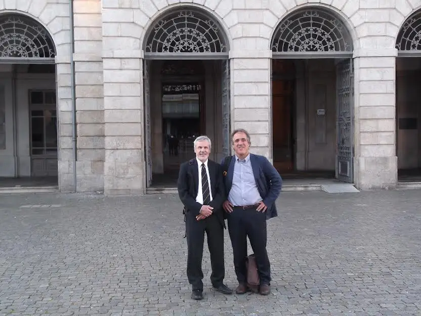 Will Steffen com Paulo Magalhães, presidente da Casa Comum da Humanidade, junto à reitoria da Universidade do Porto