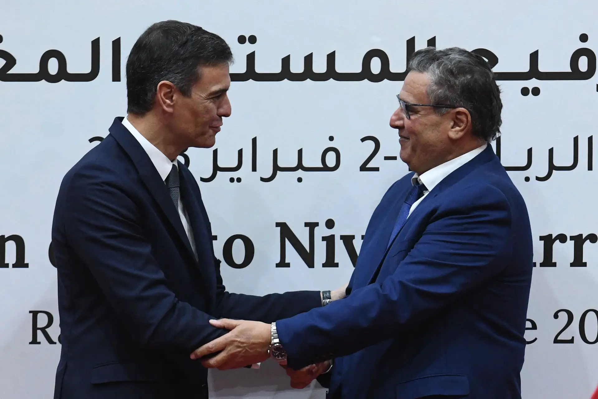 Os primeiros-ministros espanhol, Pedro Sánchez, e marroquino, Aziz Akhannouch, em Rabat a 2 de fevereiro de 2022. O rei Mohammed VI não compareceu 