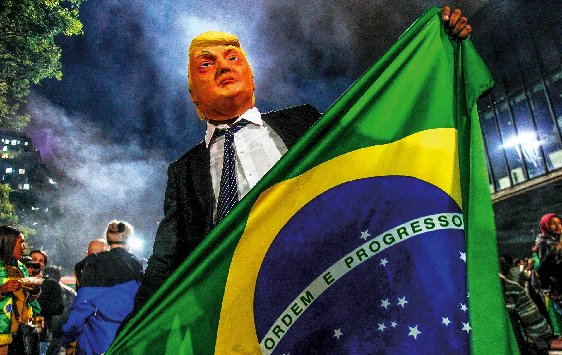 Apoiante de Jair Bolsonaro disfarçado de Donald Trump durante uma campanha eleitoral FOTO MIGUEL SCHINCARIOL/AFP/GETTY IMAGES